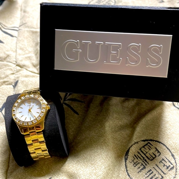 Preloved GUESS gold plated mini sparkle women’s watch - Picture 2 of 6